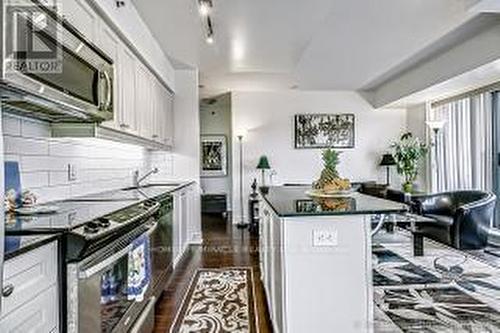 406 - 701 Sheppard Avenue, Toronto (Clanton Park), ON - Indoor Photo Showing Kitchen With Upgraded Kitchen