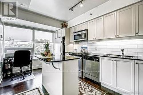 406 - 701 Sheppard Avenue, Toronto (Clanton Park), ON - Indoor Photo Showing Kitchen With Upgraded Kitchen