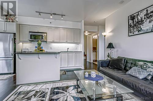 406 - 701 Sheppard Avenue, Toronto (Clanton Park), ON - Indoor Photo Showing Kitchen With Upgraded Kitchen