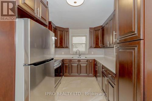 211 Leaside Drive, Welland, ON - Indoor Photo Showing Kitchen With Double Sink