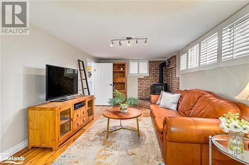 356 Peel Street, Collingwood, ON - Indoor Photo Showing Living Room