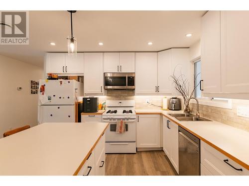 605 Seventh  Street, Nelson, BC - Indoor Photo Showing Kitchen With Double Sink