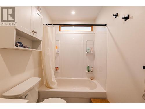 605 Seventh  Street, Nelson, BC - Indoor Photo Showing Bathroom