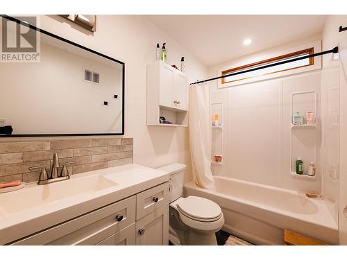 605 Seventh  Street, Nelson, BC - Indoor Photo Showing Bathroom