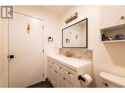 605 Seventh  Street, Nelson, BC - Indoor Photo Showing Bathroom