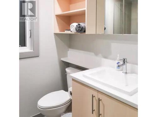 345 Dougall Road N Unit# 201, Kelowna, BC - Indoor Photo Showing Bathroom