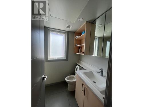 345 Dougall Road N Unit# 201, Kelowna, BC - Indoor Photo Showing Bathroom