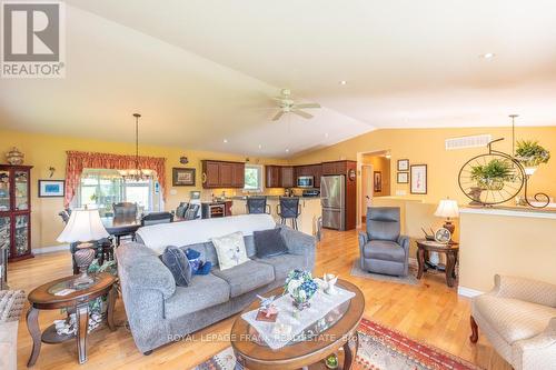 406 Lakehurst Circle Road, Galway-Cavendish And Harvey, ON - Indoor Photo Showing Living Room