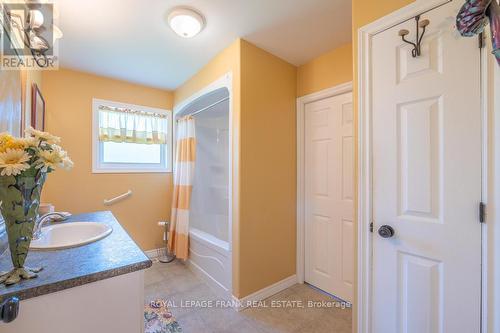 406 Lakehurst Circle Road, Galway-Cavendish And Harvey, ON - Indoor Photo Showing Bathroom