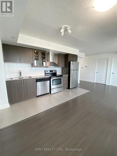 822 - 75 Norman Bethune Avenue, Richmond Hill (Beaver Creek Business Park), ON - Indoor Photo Showing Kitchen With Stainless Steel Kitchen