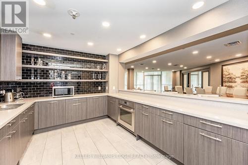 516 - 11 Bronte Road, Oakville, ON - Indoor Photo Showing Kitchen With Upgraded Kitchen