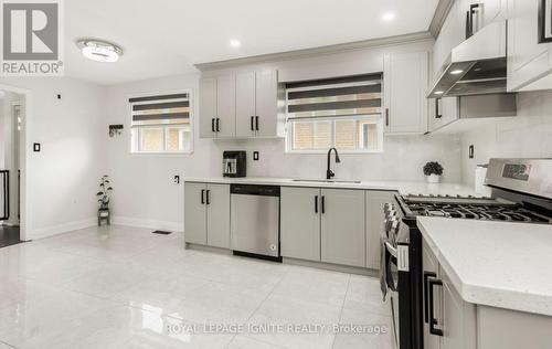 3325 Victory Crescent, Mississauga (Malton), ON - Indoor Photo Showing Kitchen With Upgraded Kitchen