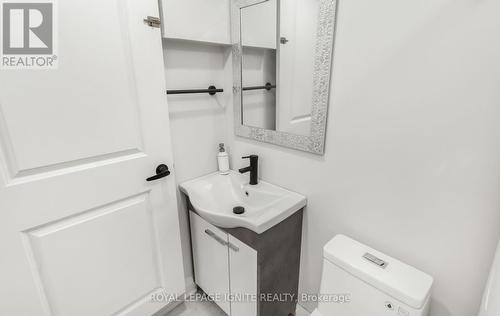 3325 Victory Crescent, Mississauga (Malton), ON - Indoor Photo Showing Bathroom