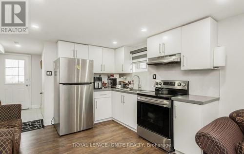 3325 Victory Crescent, Mississauga (Malton), ON - Indoor Photo Showing Kitchen