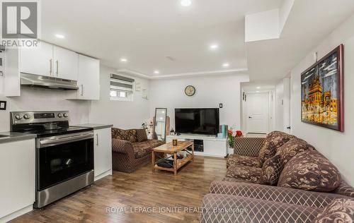 3325 Victory Crescent, Mississauga (Malton), ON - Indoor Photo Showing Living Room