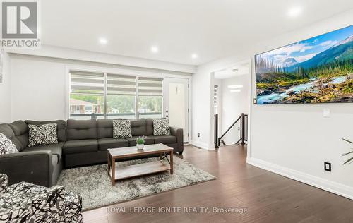 3325 Victory Crescent, Mississauga (Malton), ON - Indoor Photo Showing Living Room