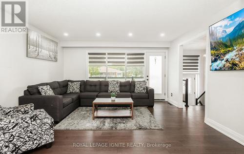 3325 Victory Crescent, Mississauga (Malton), ON - Indoor Photo Showing Living Room