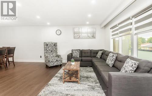 3325 Victory Crescent, Mississauga (Malton), ON - Indoor Photo Showing Living Room