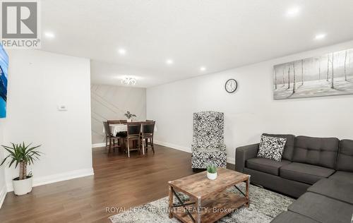 3325 Victory Crescent, Mississauga (Malton), ON - Indoor Photo Showing Living Room