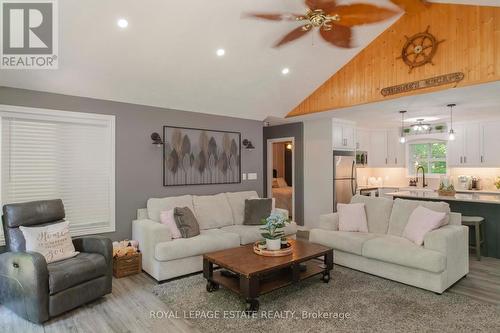 440 Forbes Crescent, South Bruce Peninsula, ON - Indoor Photo Showing Living Room