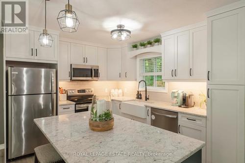 440 Forbes Crescent, South Bruce Peninsula, ON - Indoor Photo Showing Kitchen With Upgraded Kitchen