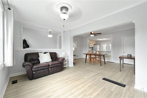 215 Strathearne Avenue, Hamilton, ON - Indoor Photo Showing Living Room