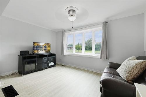 215 Strathearne Avenue, Hamilton, ON - Indoor Photo Showing Living Room