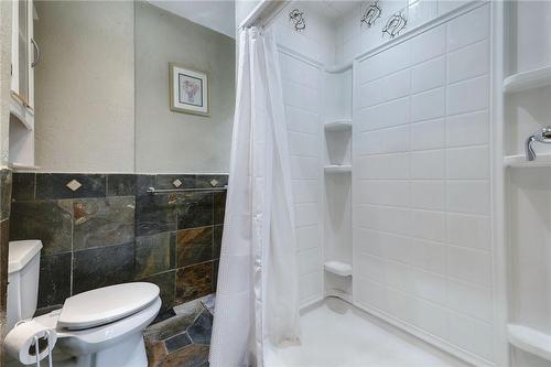 215 Strathearne Avenue, Hamilton, ON - Indoor Photo Showing Bathroom