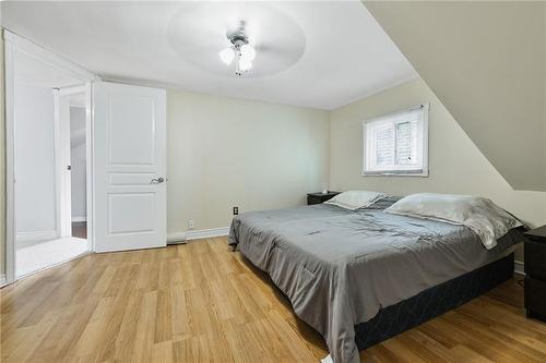 215 Strathearne Avenue, Hamilton, ON - Indoor Photo Showing Bedroom