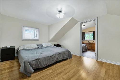 215 Strathearne Avenue, Hamilton, ON - Indoor Photo Showing Bedroom