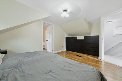 215 Strathearne Avenue, Hamilton, ON - Indoor Photo Showing Bedroom