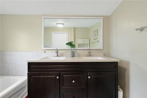 215 Strathearne Avenue, Hamilton, ON - Indoor Photo Showing Bathroom