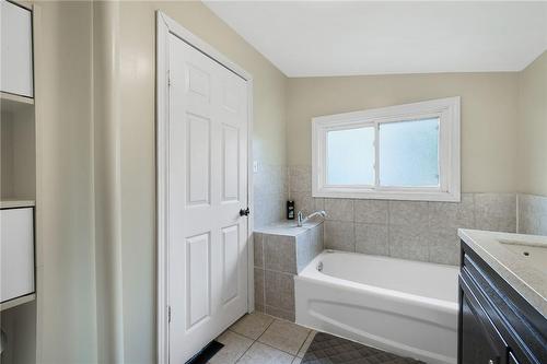 215 Strathearne Avenue, Hamilton, ON - Indoor Photo Showing Bathroom