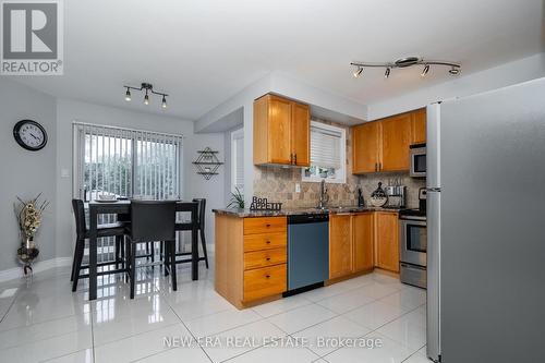 5380 Floral Hill Crescent, Mississauga, ON - Indoor Photo Showing Kitchen