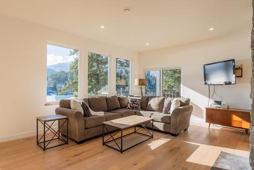 575 Larch Drive, Kaslo, BC - Indoor Photo Showing Living Room