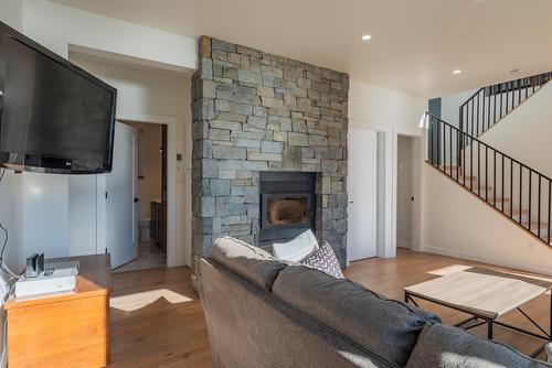 575 Larch Drive, Kaslo, BC - Indoor Photo Showing Living Room With Fireplace