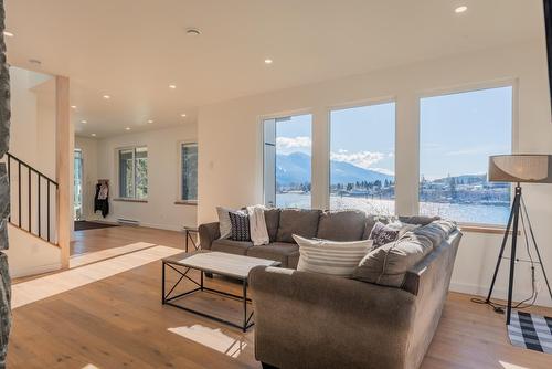 575 Larch Drive, Kaslo, BC - Indoor Photo Showing Living Room