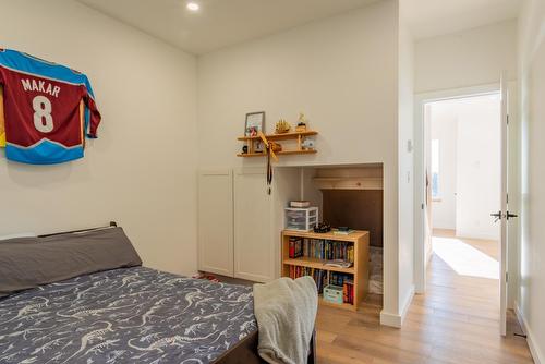 575 Larch Drive, Kaslo, BC - Indoor Photo Showing Bedroom