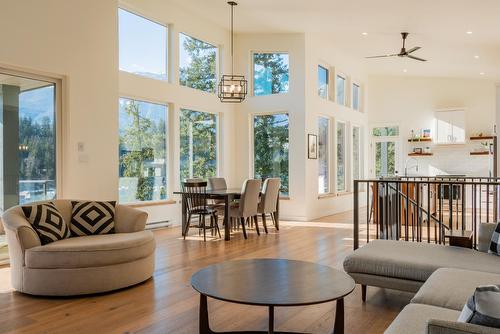 575 Larch Drive, Kaslo, BC - Indoor Photo Showing Living Room