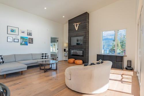 575 Larch Drive, Kaslo, BC - Indoor Photo Showing Living Room With Fireplace