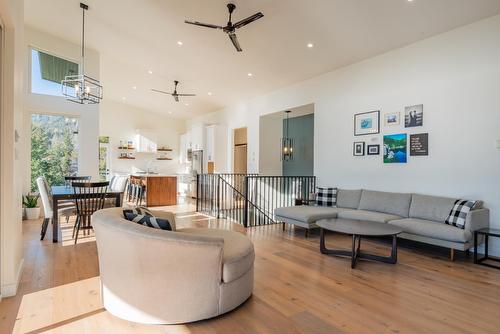 575 Larch Drive, Kaslo, BC - Indoor Photo Showing Living Room