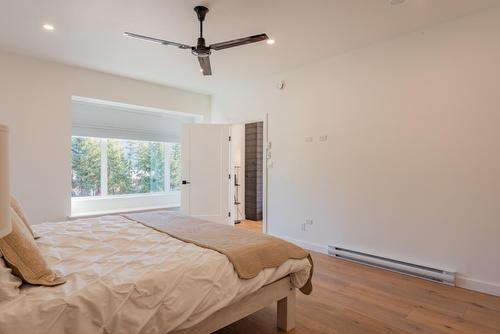 575 Larch Drive, Kaslo, BC - Indoor Photo Showing Bedroom