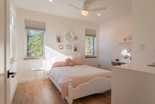 575 Larch Drive, Kaslo, BC - Indoor Photo Showing Bedroom