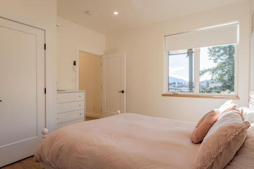 575 Larch Drive, Kaslo, BC - Indoor Photo Showing Bedroom