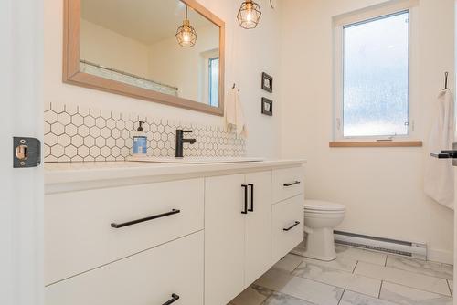 575 Larch Drive, Kaslo, BC - Indoor Photo Showing Bathroom