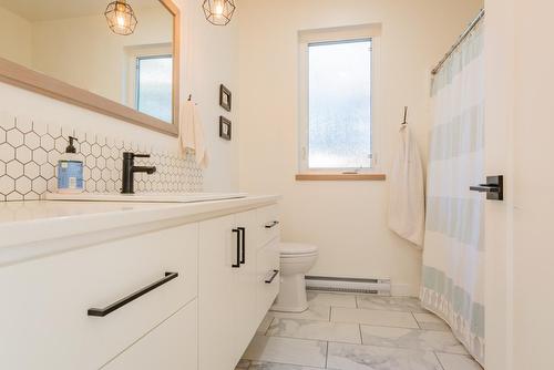 575 Larch Drive, Kaslo, BC - Indoor Photo Showing Bathroom