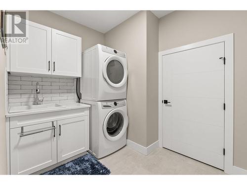 3900 Seminole Road, Kelowna, BC - Indoor Photo Showing Laundry Room