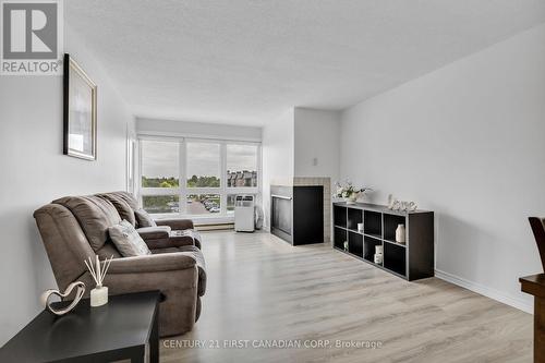 415 - 15 Jacksway Crescent, London, ON - Indoor Photo Showing Living Room