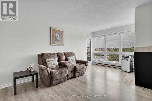 415 - 15 Jacksway Crescent, London, ON - Indoor Photo Showing Living Room