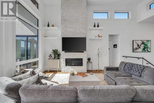 1426 Mine Hill Lane, Kelowna, BC - Indoor Photo Showing Living Room With Fireplace